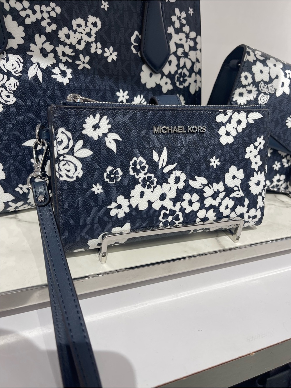 MICHAEL KORS JST Lg Double Zip Printed Signature Logo Wristlet Wallet 
Admiral
N - Picture 11 of 16